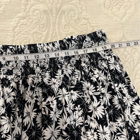 Stretch waist black and white floral shorts, loose flowy fit, super comfy! XL - Picture 5 of 6
